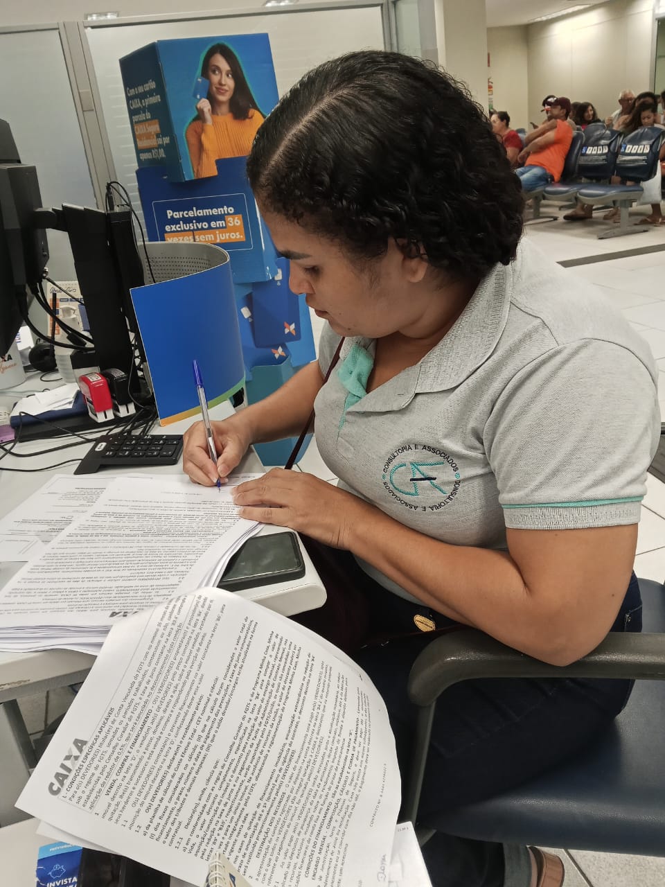 Cliente RN Imobiliária assinando contrato