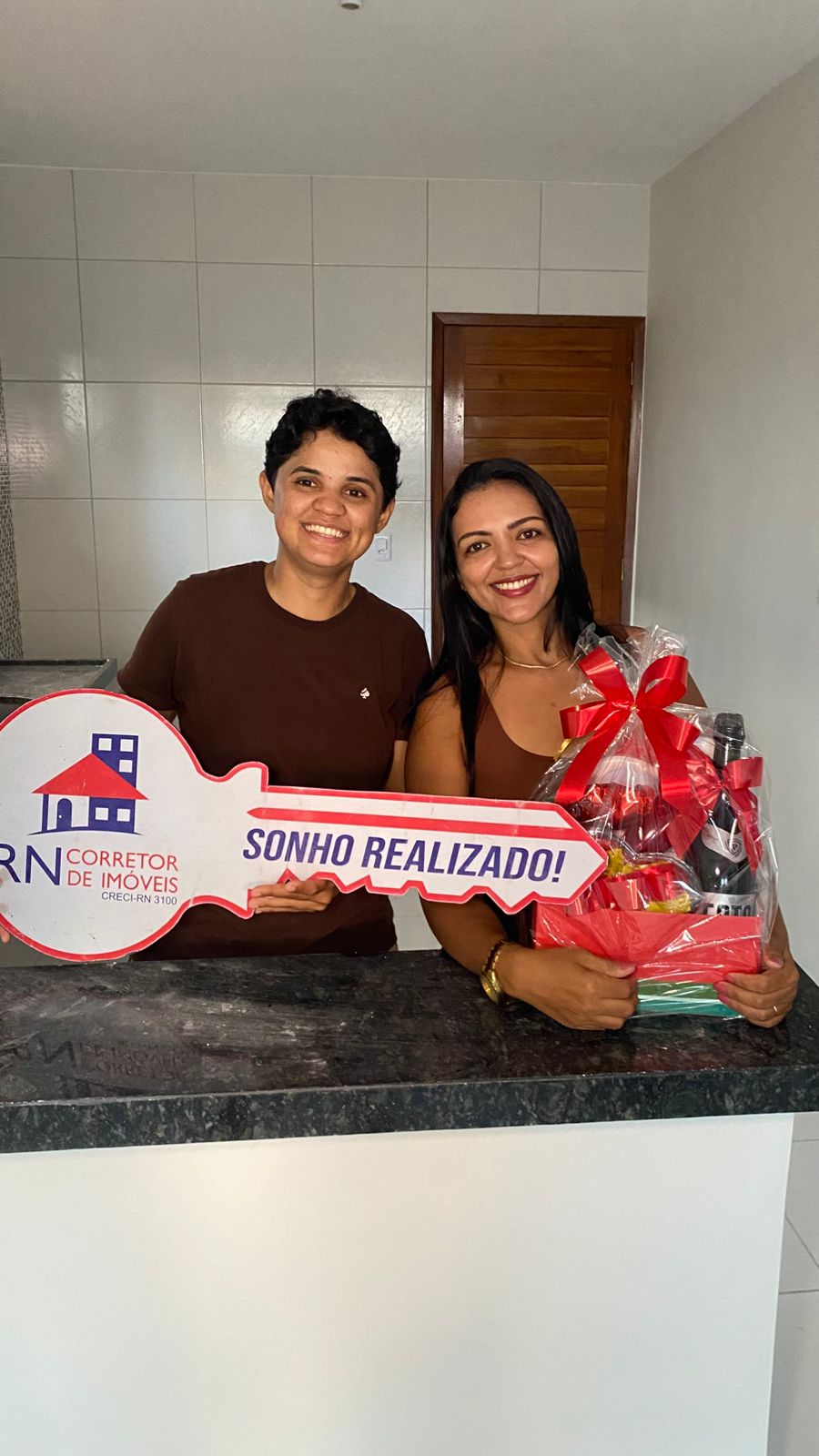 Cliente RN Imobiliária recebendo as chaves da casa nova