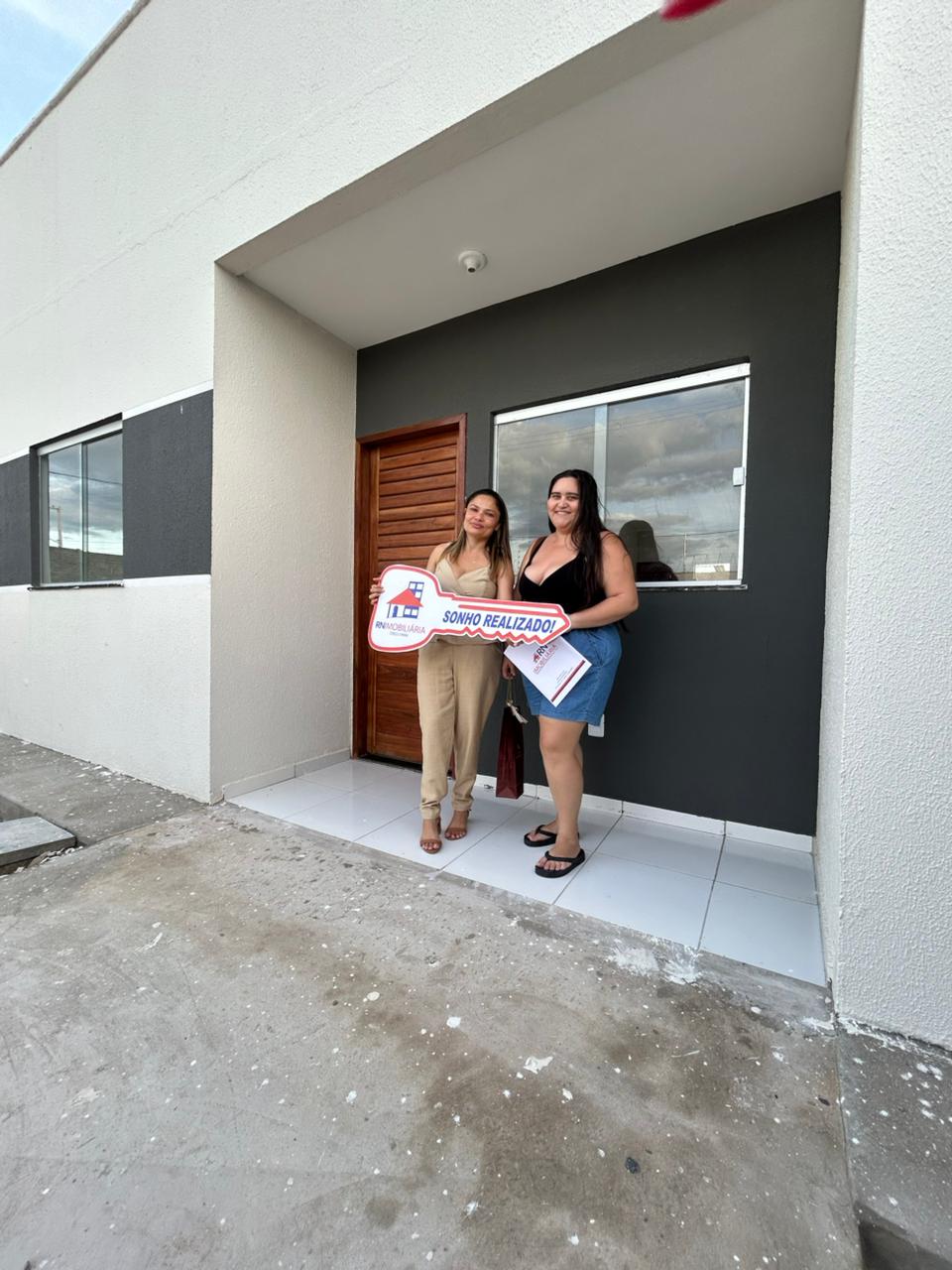 Cliente recebendo as chaves da casa nova