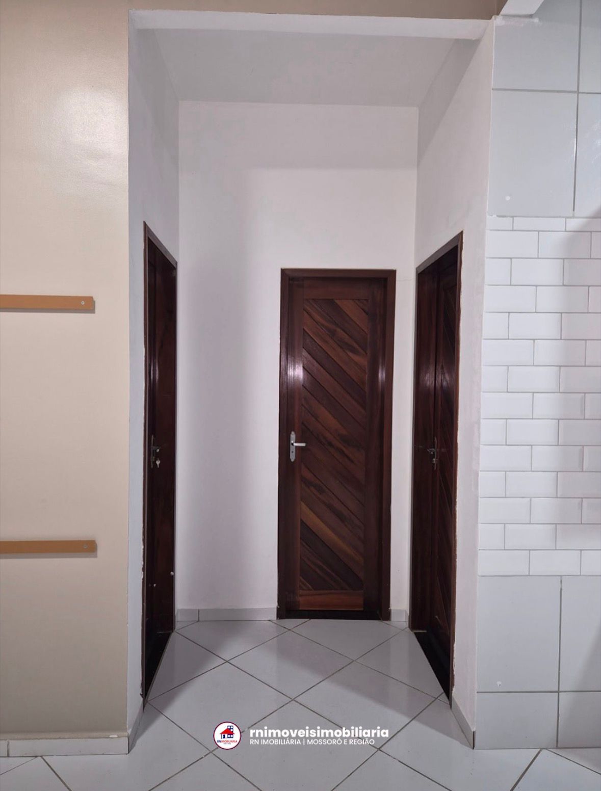 Hall central com portas em madeira nobre
